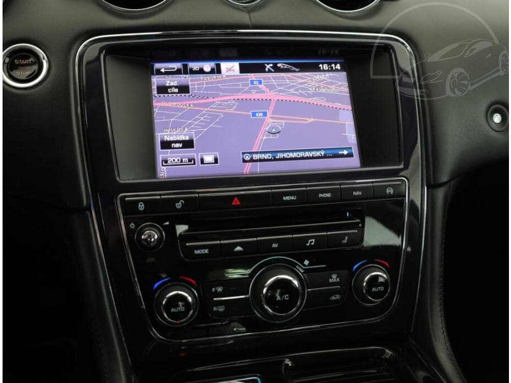 2013 Jaguar XJ - 37