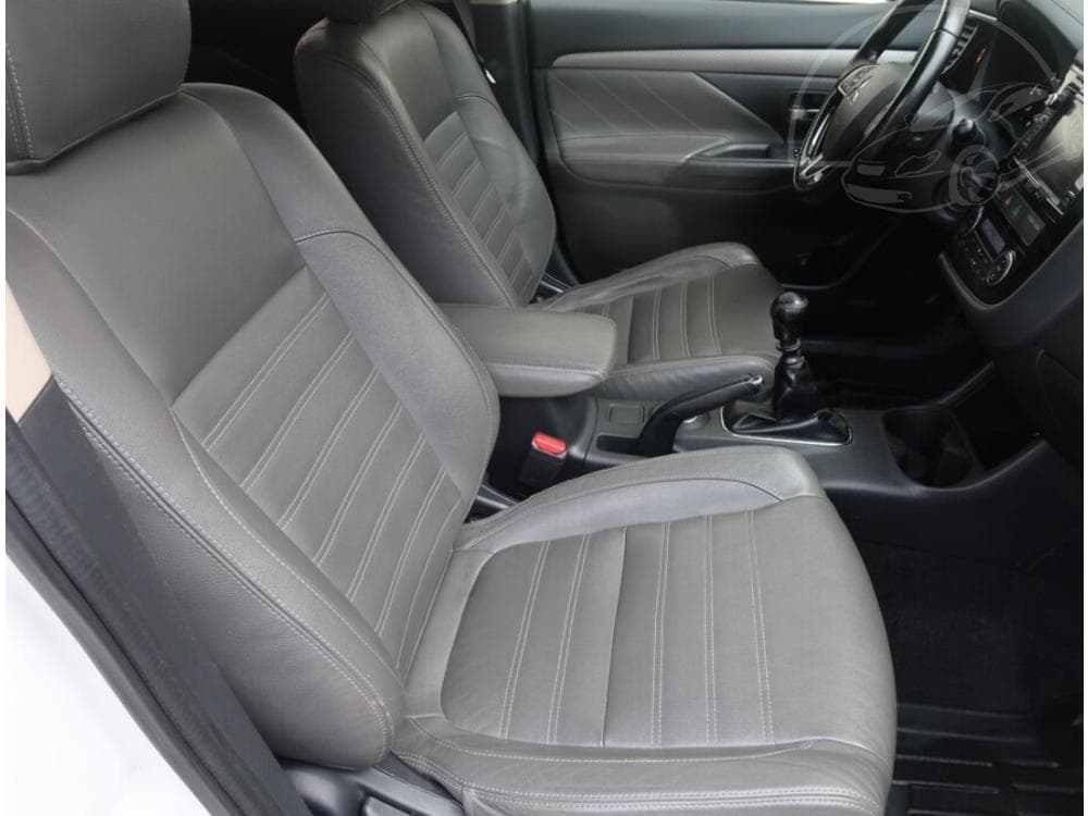 2016 Mitsubishi OUTLANDER - 17