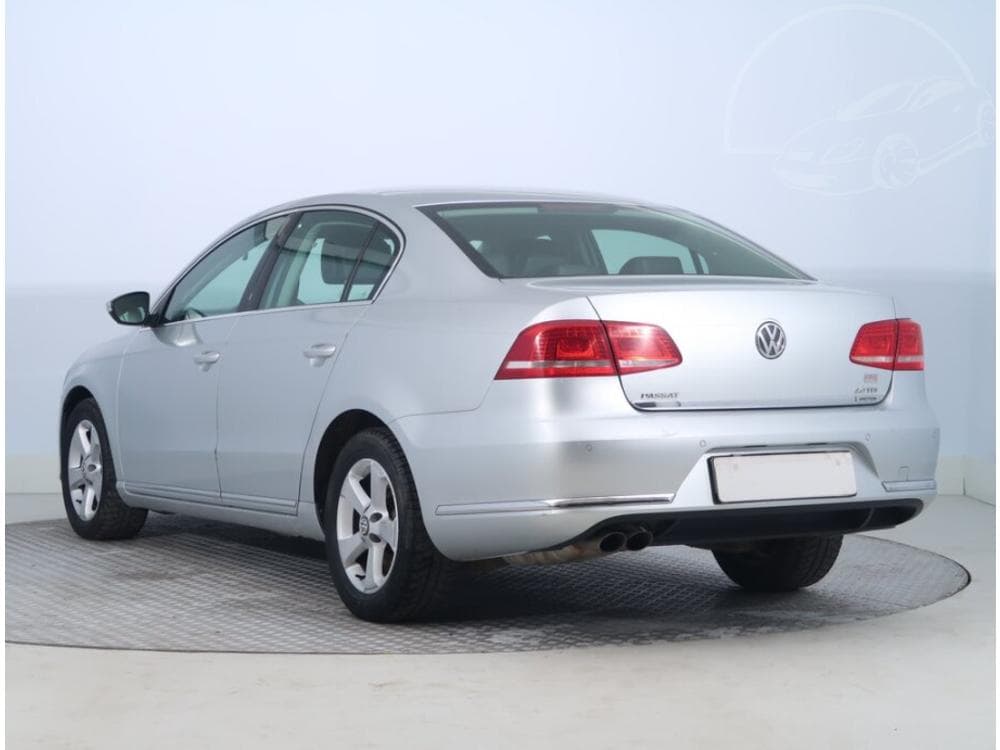2011 Volkswagen PASSAT - 7