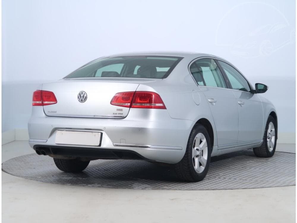 2011 Volkswagen PASSAT - 9