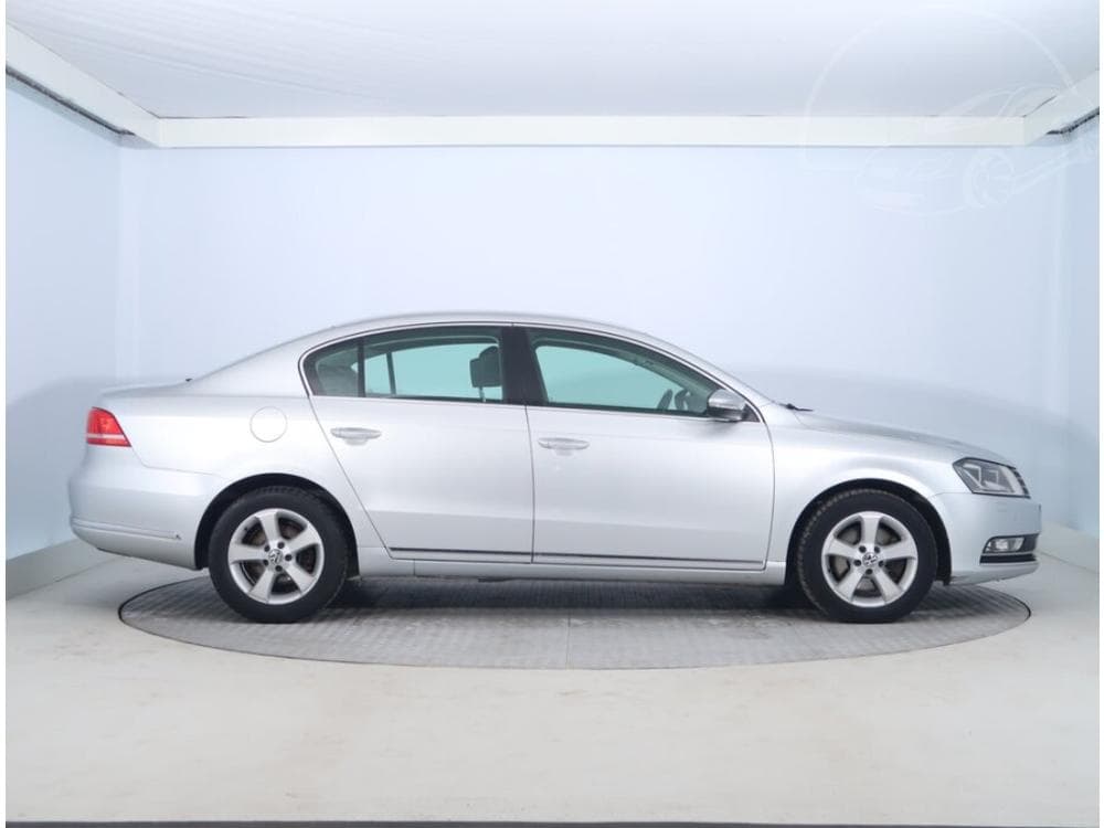2011 Volkswagen PASSAT - 11
