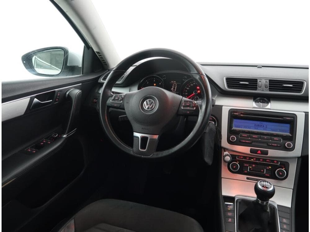 2011 Volkswagen PASSAT - 13