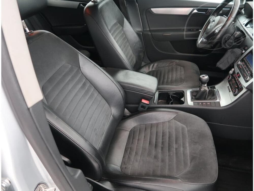 2011 Volkswagen PASSAT - 17