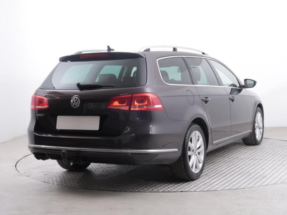 2011 Volkswagen PASSAT - 9