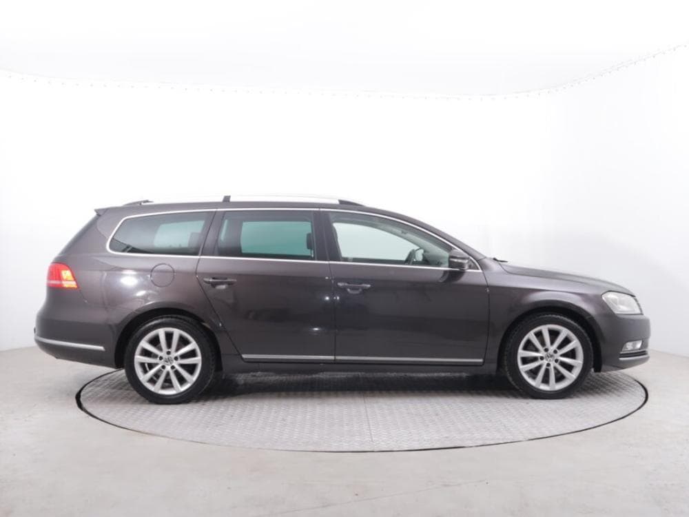 2011 Volkswagen PASSAT - 11