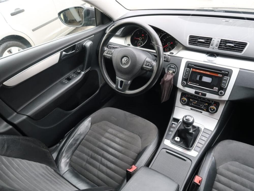2011 Volkswagen PASSAT - 13