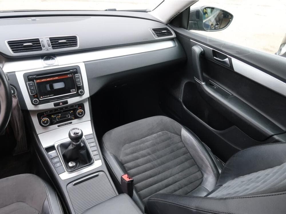 2011 Volkswagen PASSAT - 15
