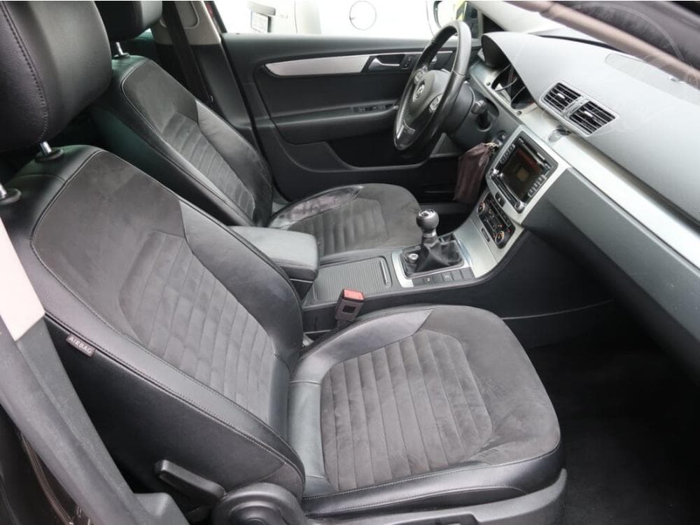 2011 Volkswagen PASSAT - 17