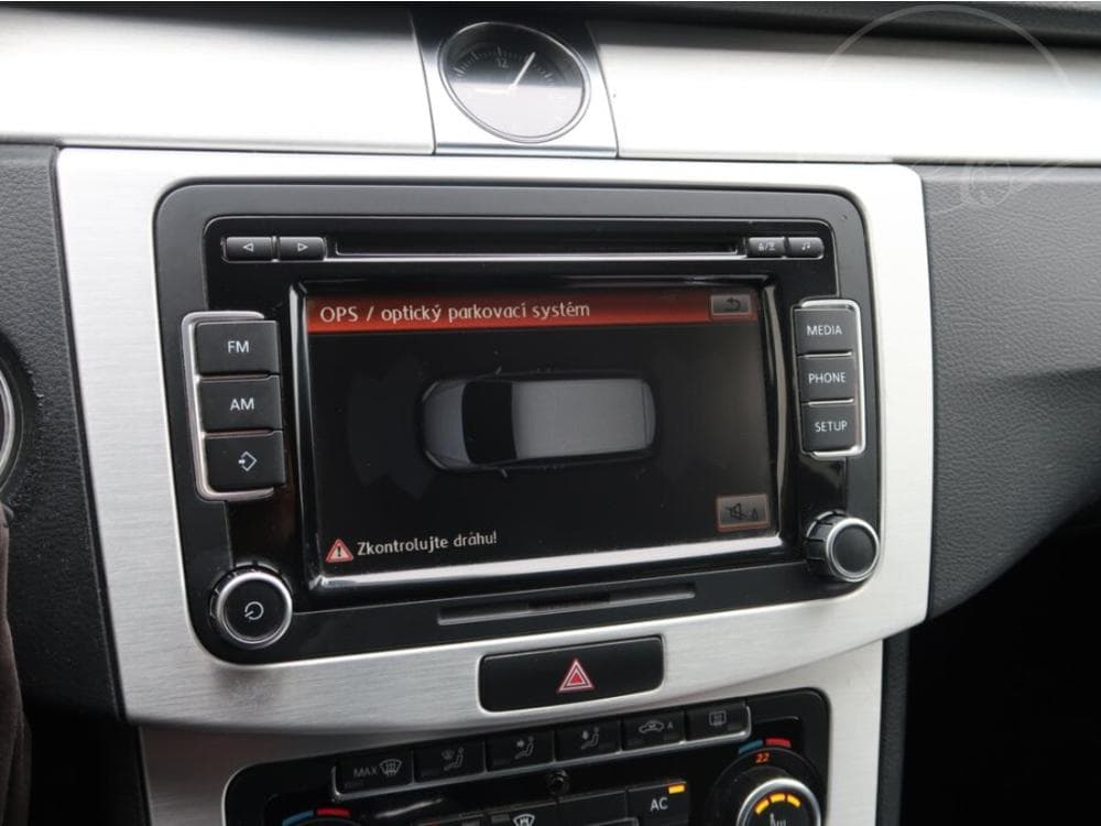 2011 Volkswagen PASSAT - 25