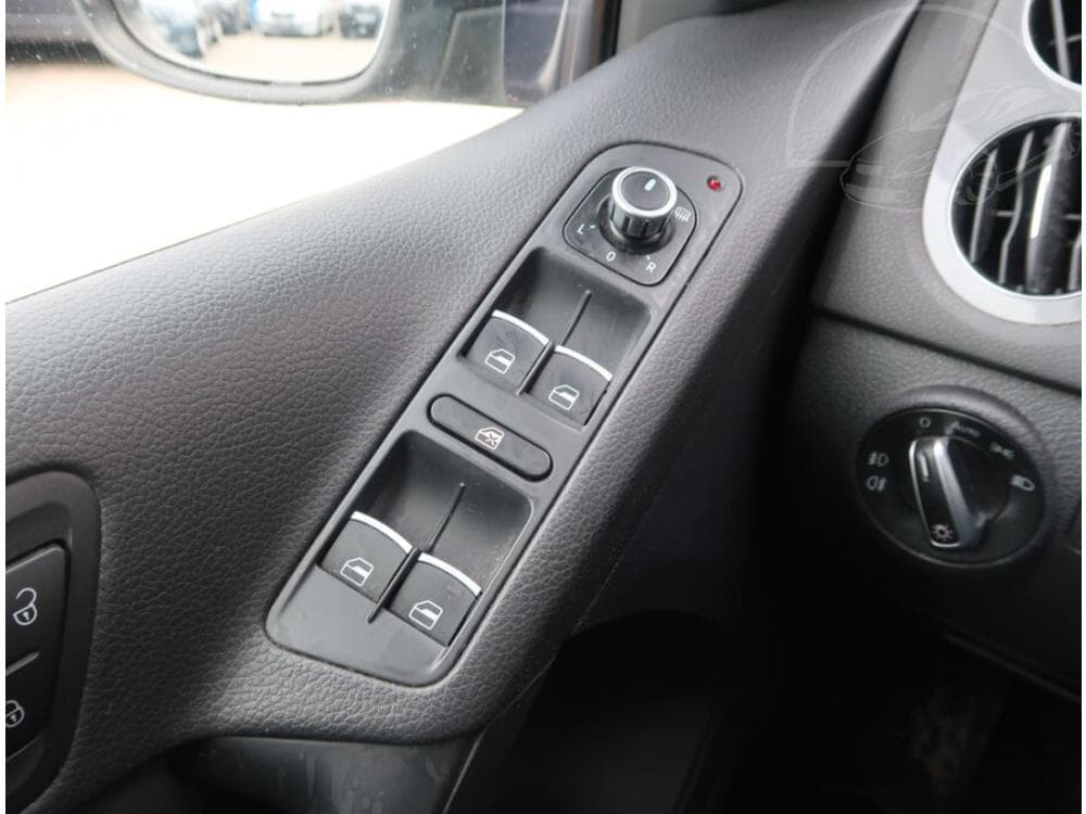 2012 Volkswagen TIGUAN - 40
