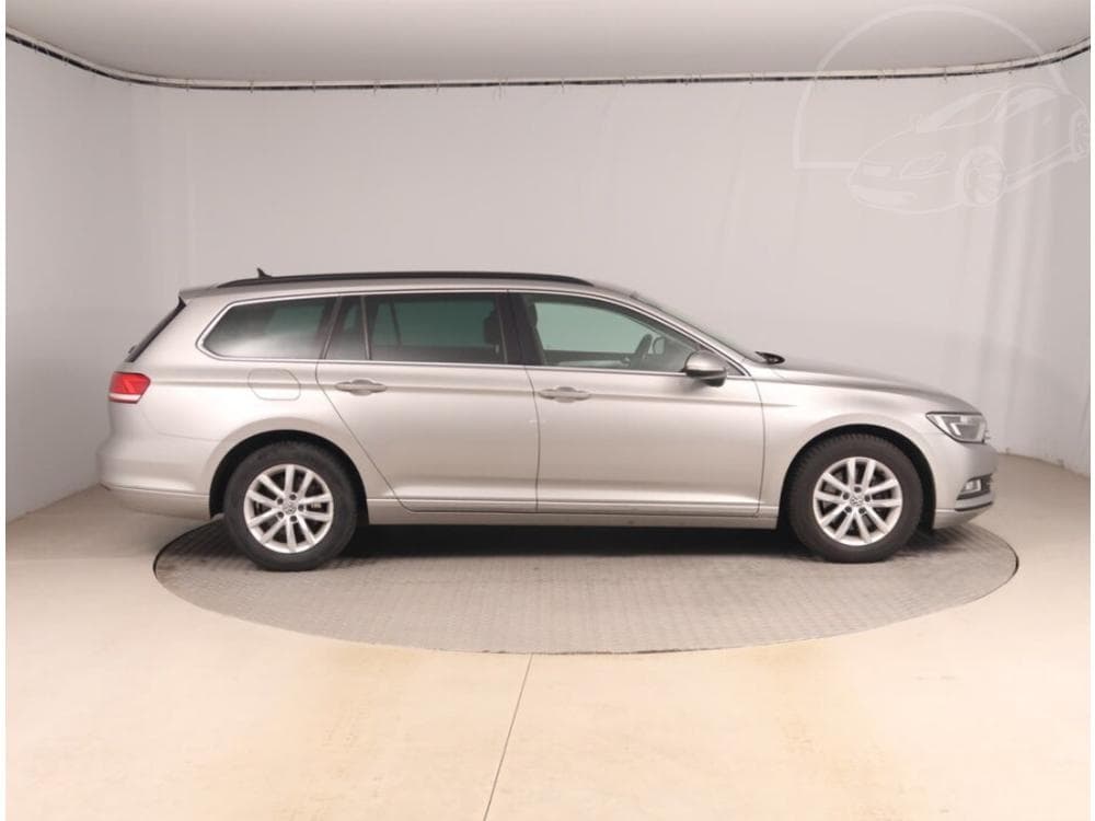 2016 Volkswagen PASSAT - 11