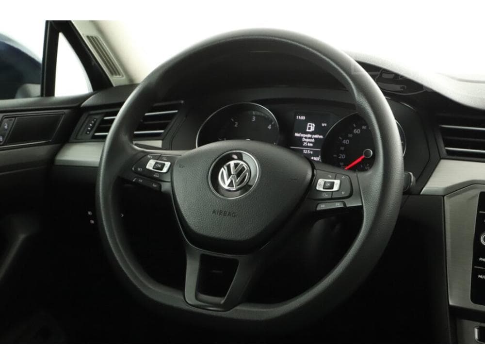 2018 Volkswagen PASSAT - 23