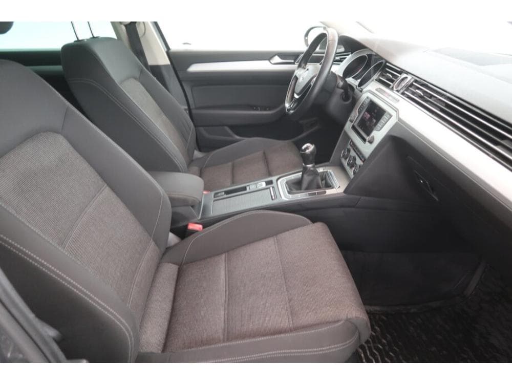 2015 Volkswagen PASSAT - 17