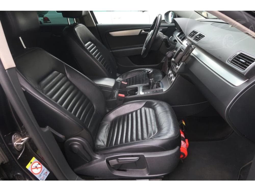 2012 Volkswagen PASSAT - 9