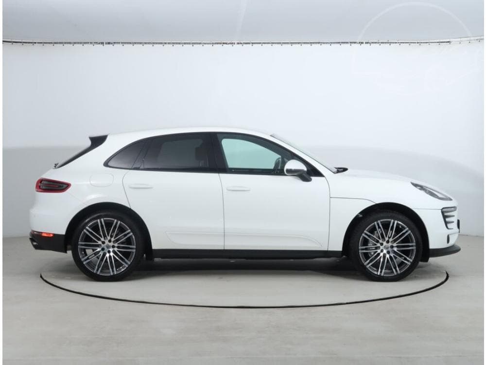 2017 Porsche MACAN - 16