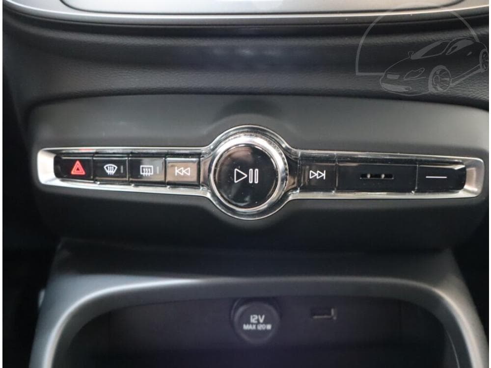 2020 Volvo XC40 - 25