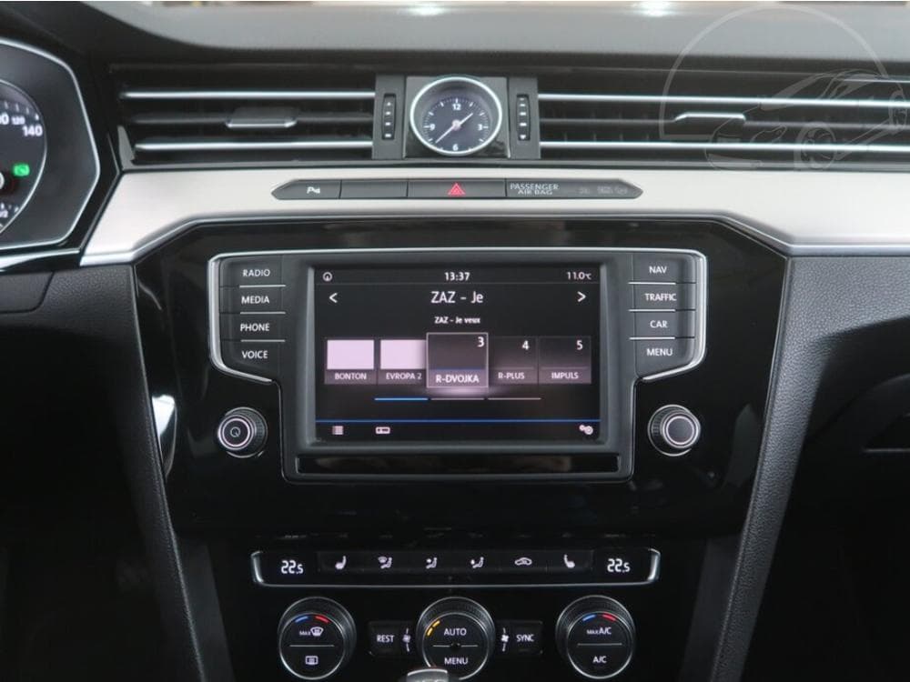 2016 Volkswagen PASSAT - 45