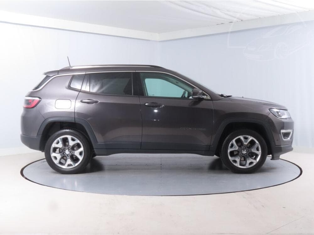 2020 Jeep COMPASS - 11