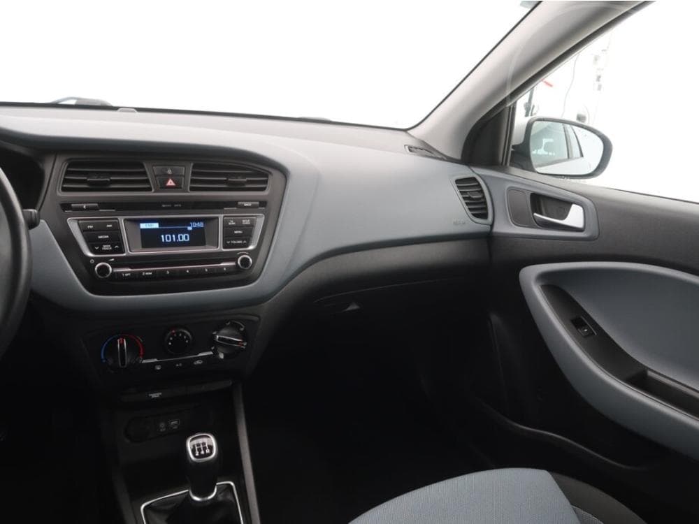 2017 Hyundai i20 - 15