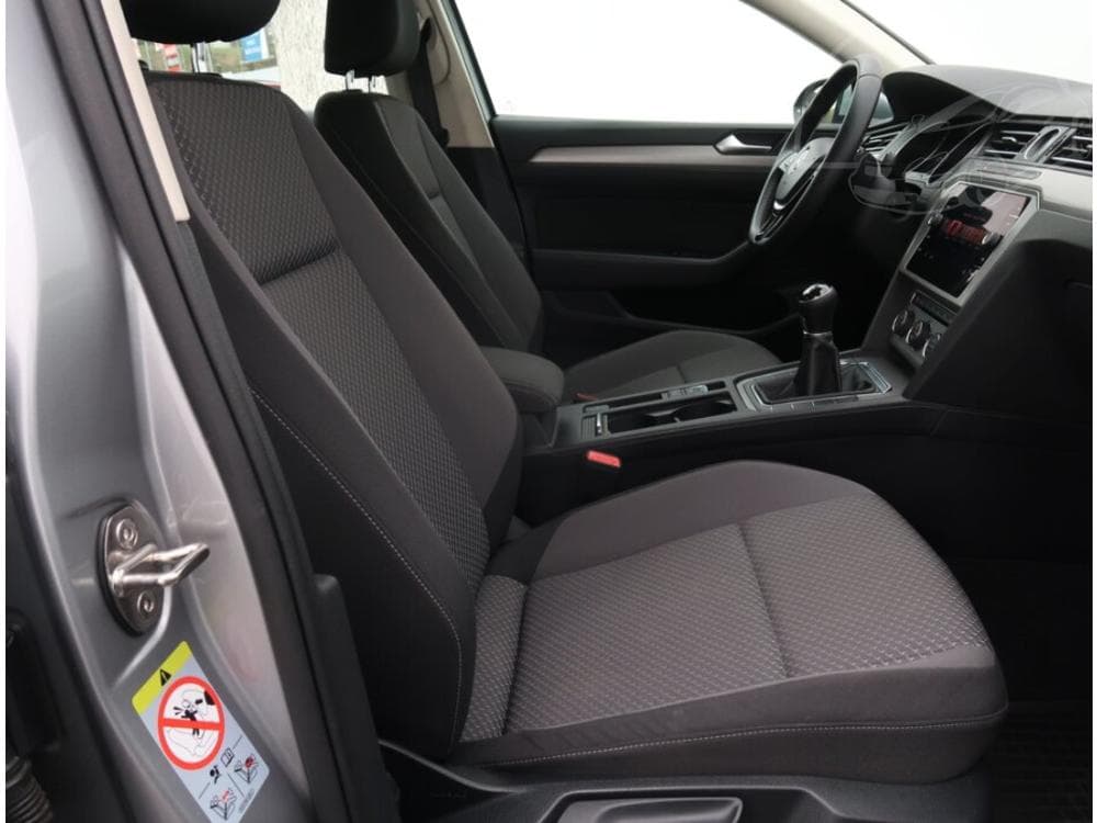 2019 Volkswagen PASSAT - 25