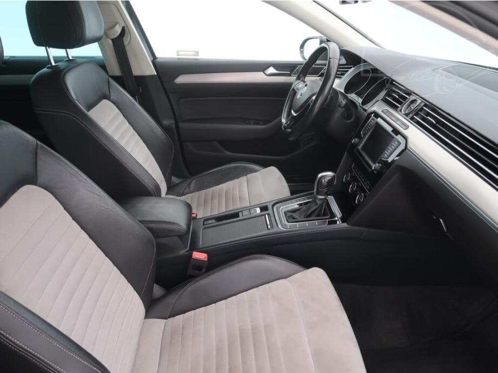 2015 Volkswagen PASSAT - 25