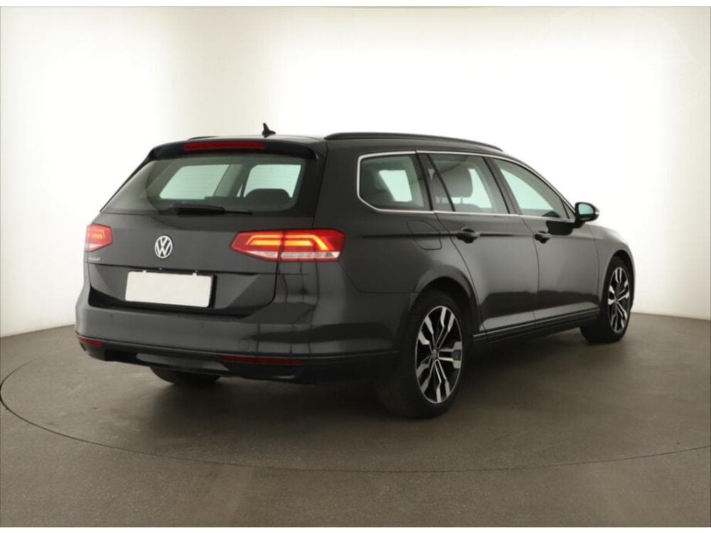 2018 Volkswagen PASSAT - 9