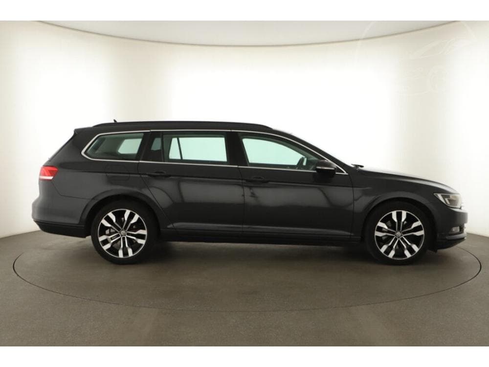 2018 Volkswagen PASSAT - 11