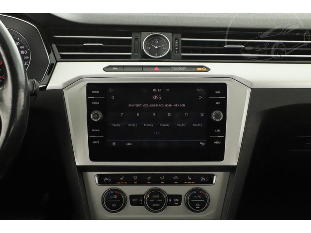 2018 Volkswagen PASSAT - 17
