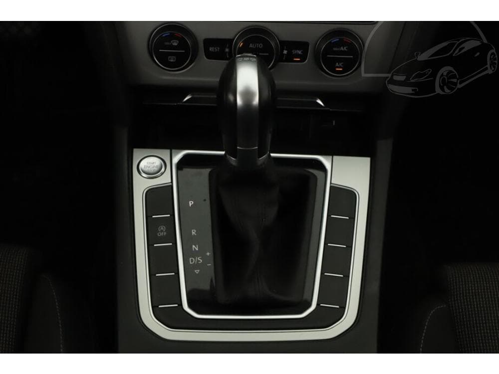 2018 Volkswagen PASSAT - 19