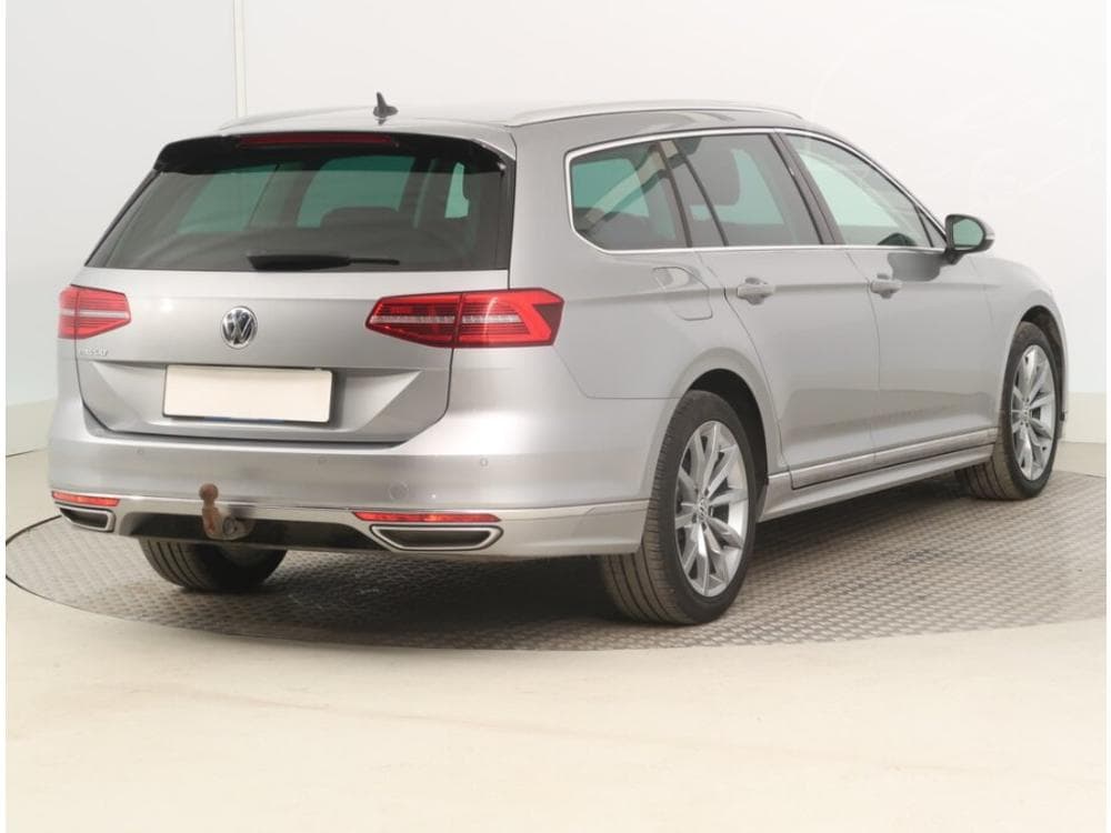 2019 Volkswagen PASSAT - 9