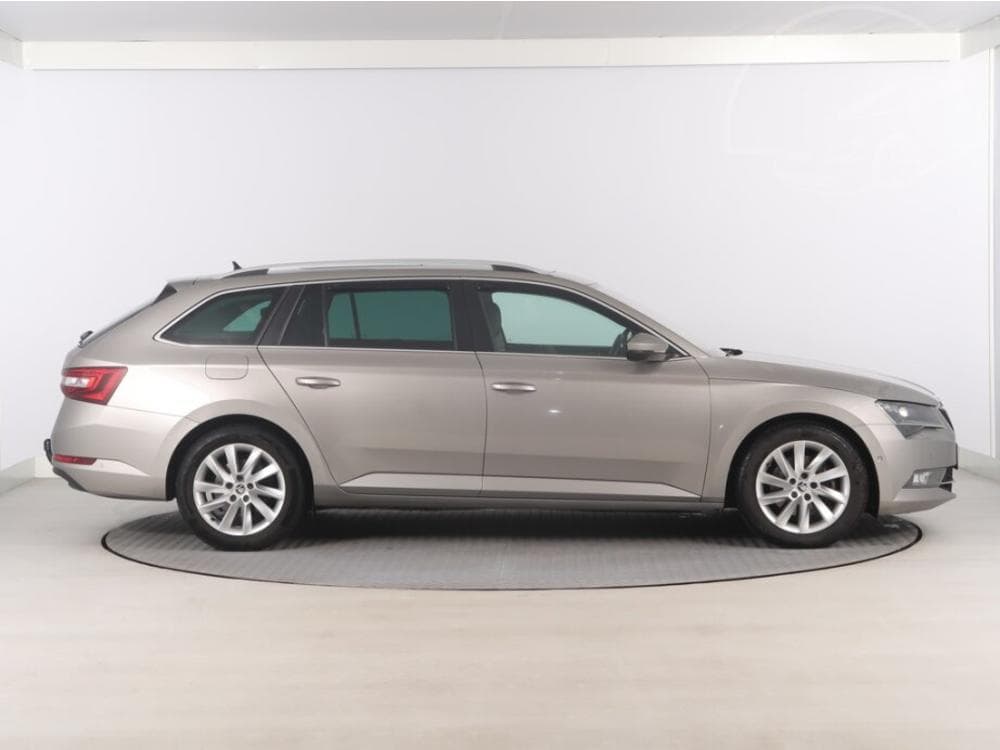 2016 Škoda SUPERB - 16