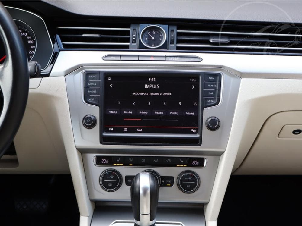 2015 Volkswagen PASSAT - 28