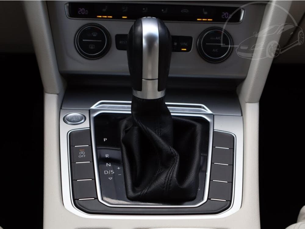 2015 Volkswagen PASSAT - 31