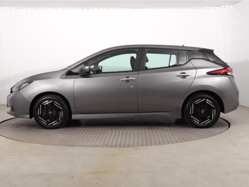 2022 Nissan LEAF - 9
