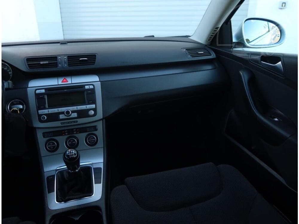 2005 Volkswagen PASSAT - 8