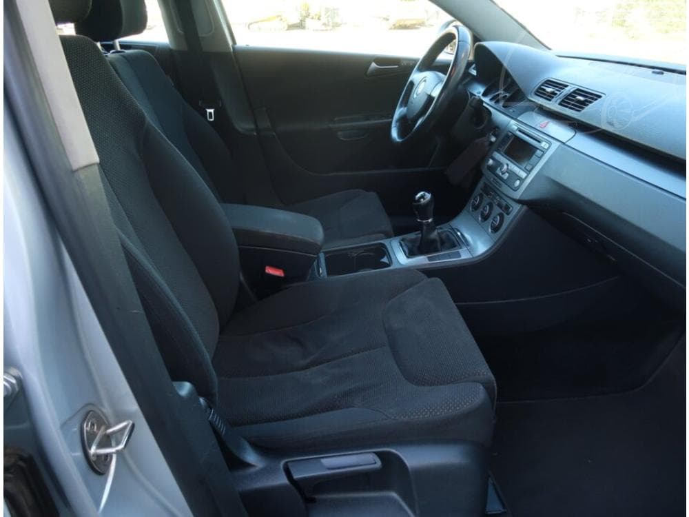 2005 Volkswagen PASSAT - 9