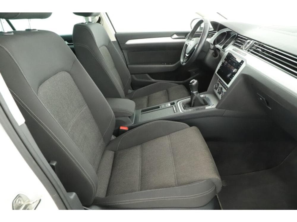 2017 Volkswagen PASSAT - 19