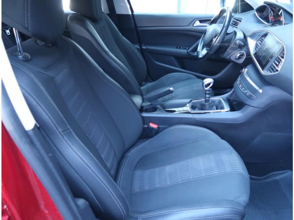 2018 Peugeot 308 - 25
