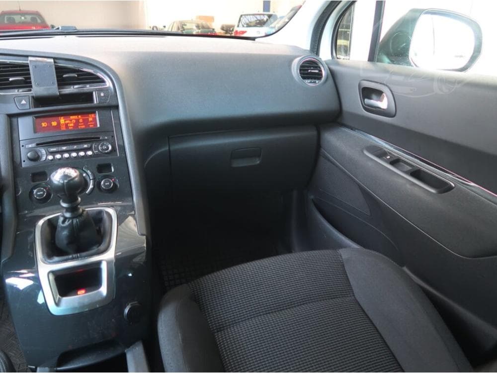 2014 Peugeot 5008 - 29