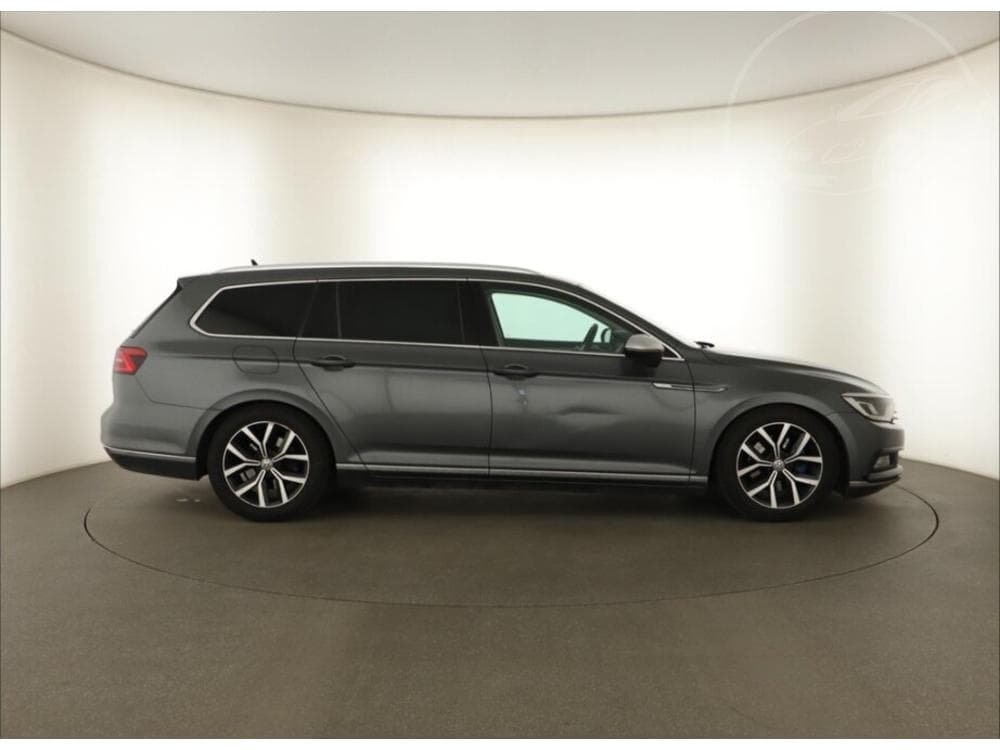 2016 Volkswagen PASSAT - 16