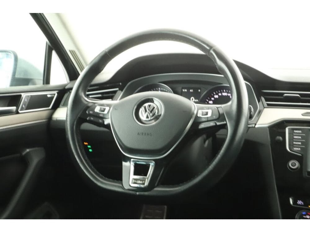 2016 Volkswagen PASSAT - 22