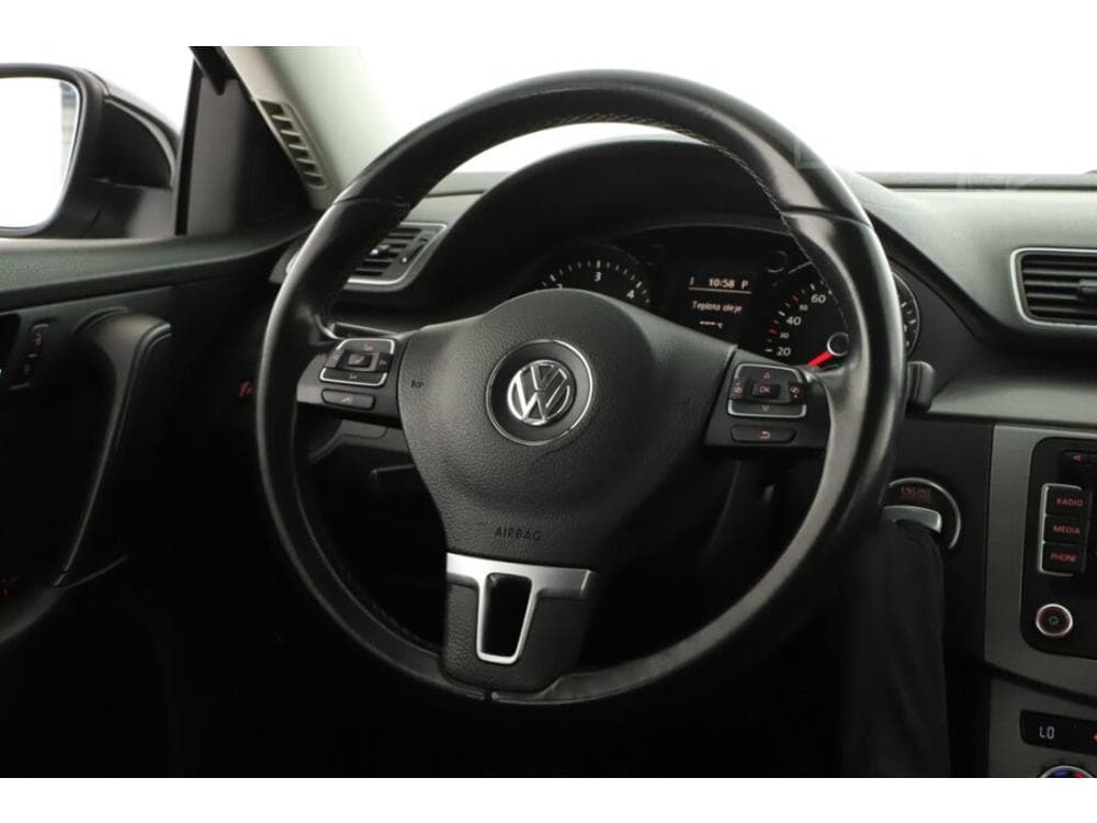 2014 Volkswagen PASSAT - 27