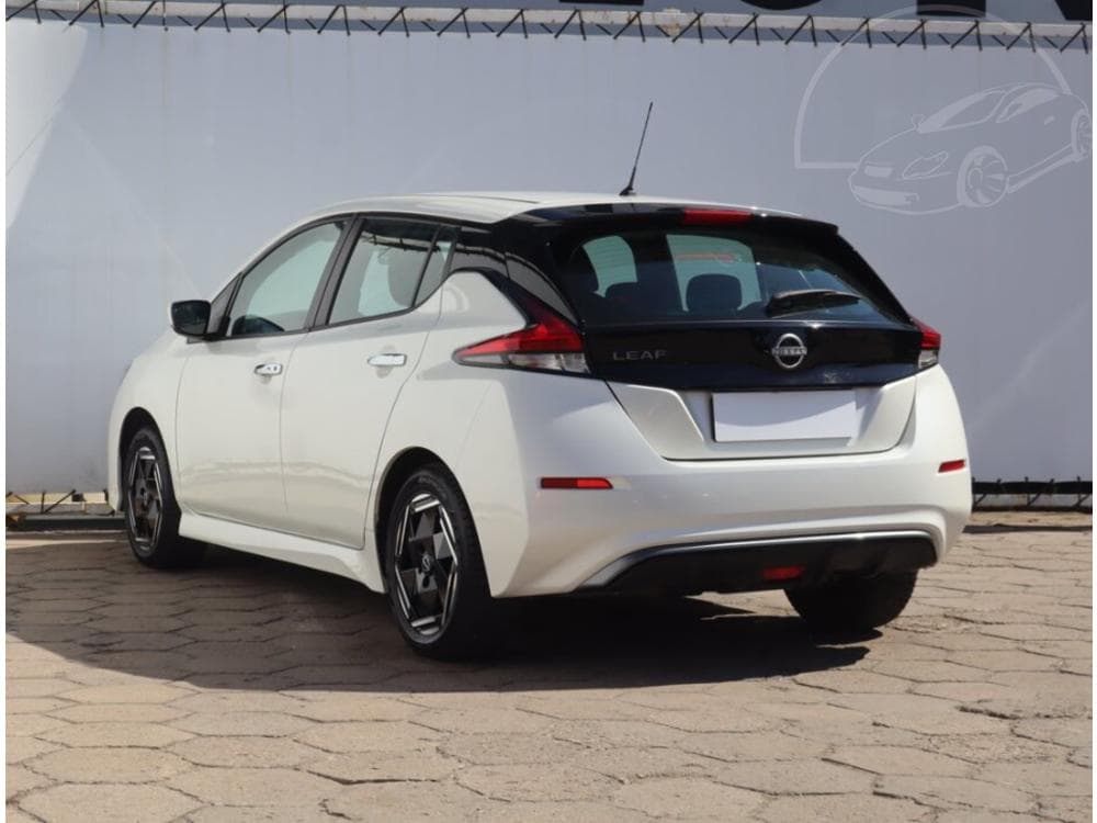 2022 Nissan LEAF - 10