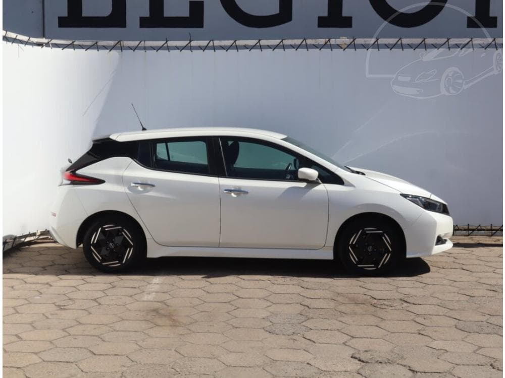 2022 Nissan LEAF - 16