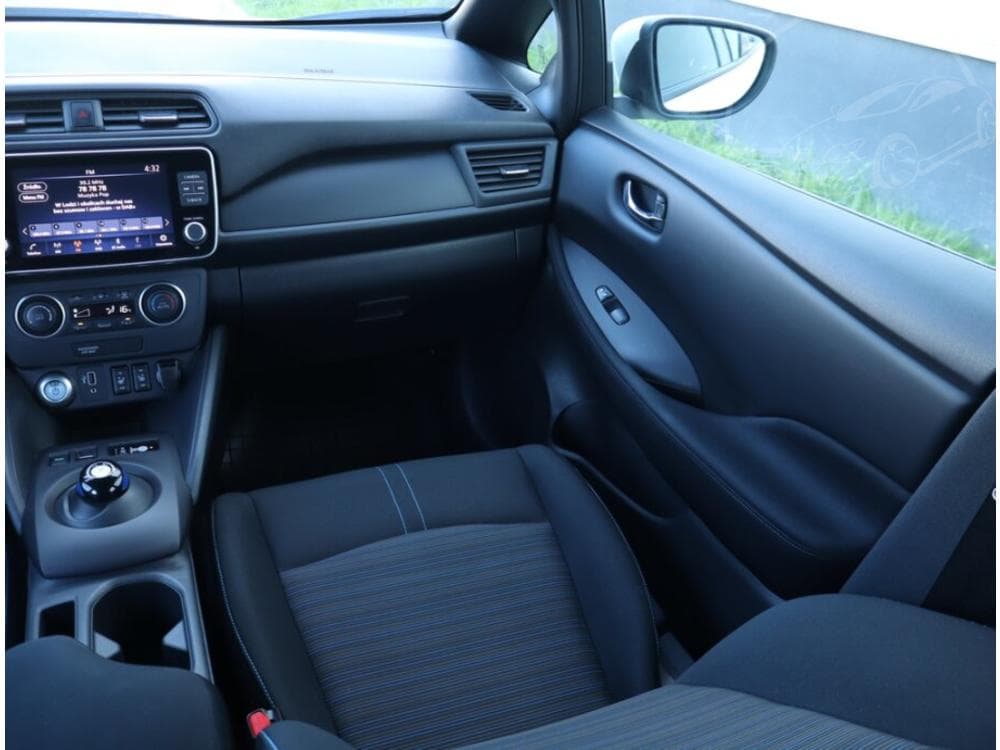 2022 Nissan LEAF - 22