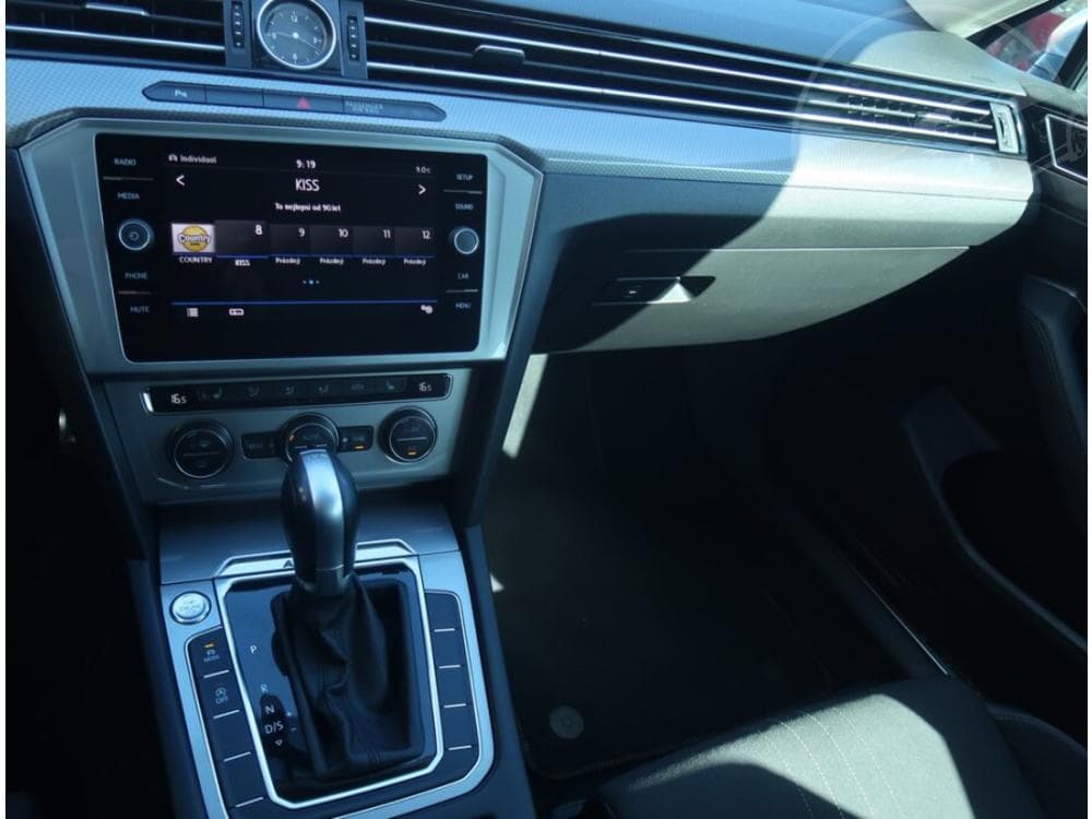 2018 Volkswagen PASSAT - 34
