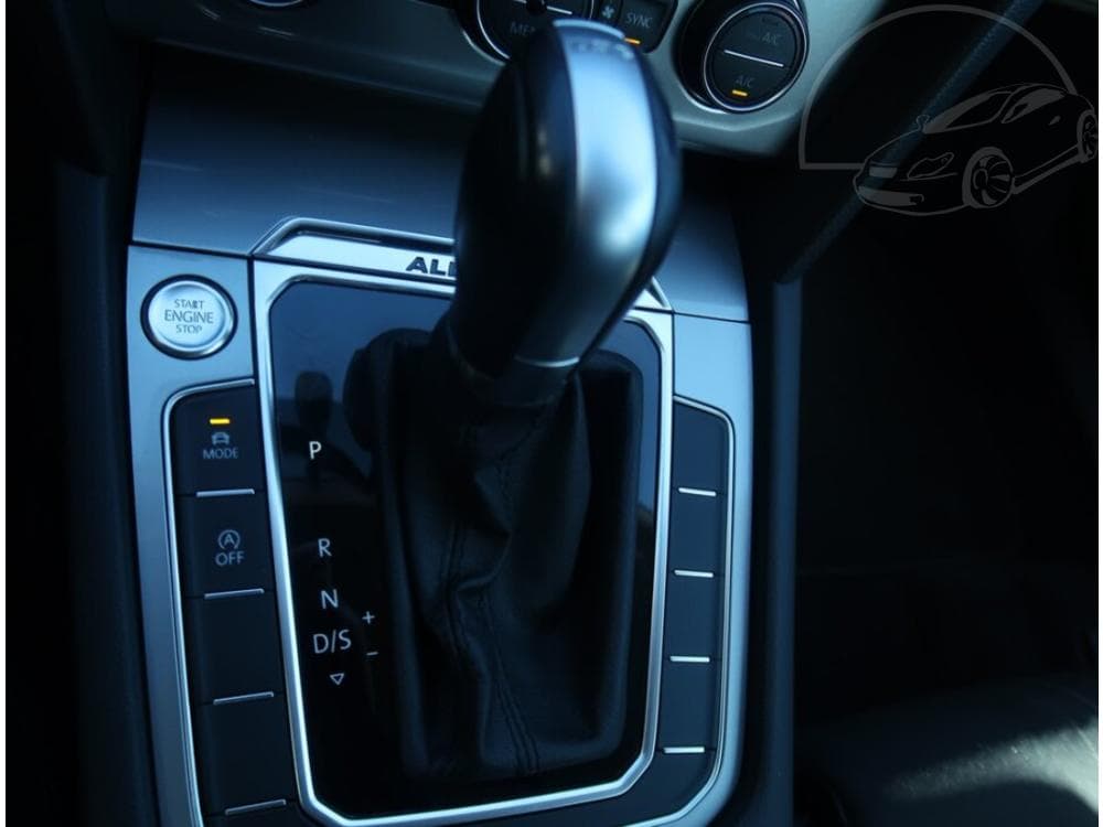 2018 Volkswagen PASSAT - 37