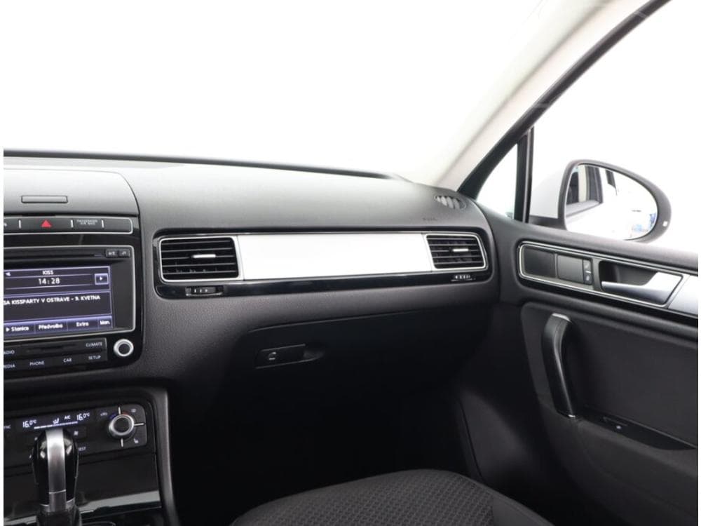 2016 Volkswagen TOUAREG - 22