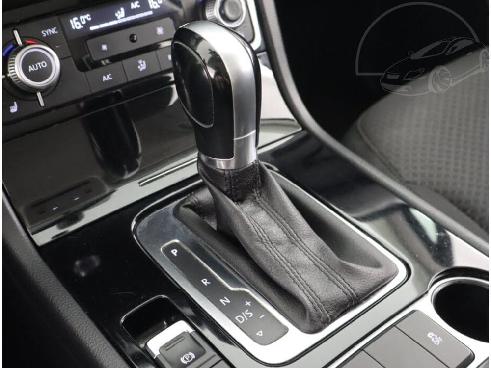 2016 Volkswagen TOUAREG - 37