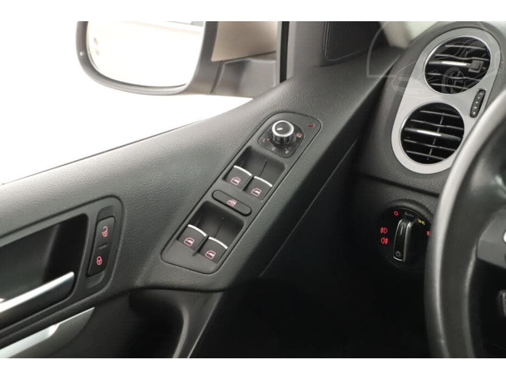 2012 Volkswagen TIGUAN - 14